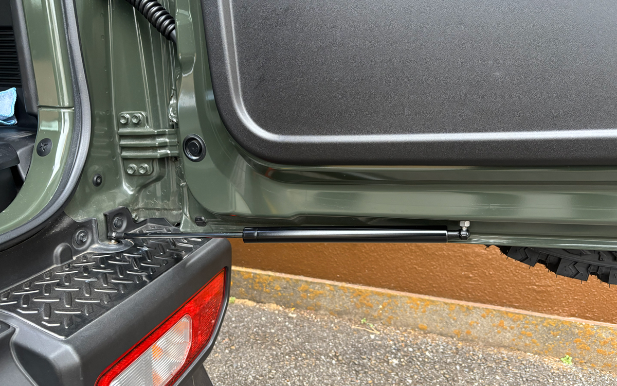 【ジムニー】5,000円以下でできる！リアゲートダンパー交換で自動開閉を無段階調整に変更してみた！